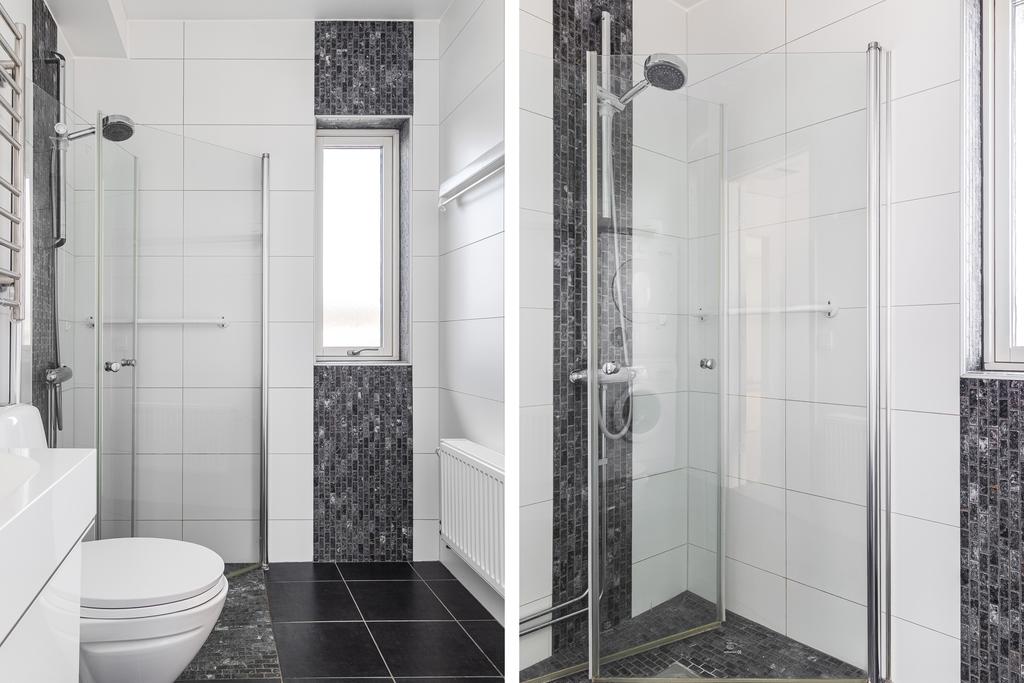 I badrummet finns även ett fönster om ger ett naturligt ljusinsläpp