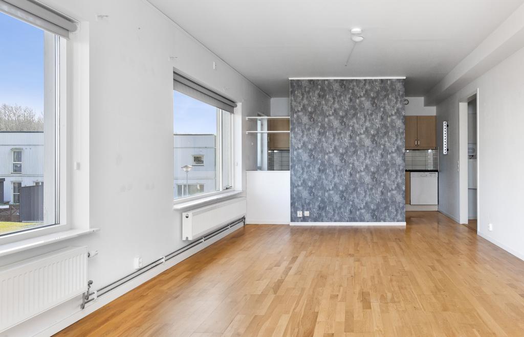 Kök och vardagsrum i öppen planlösning