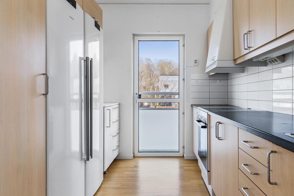 I köket finns det en fransk balkong mot föreningen innergård