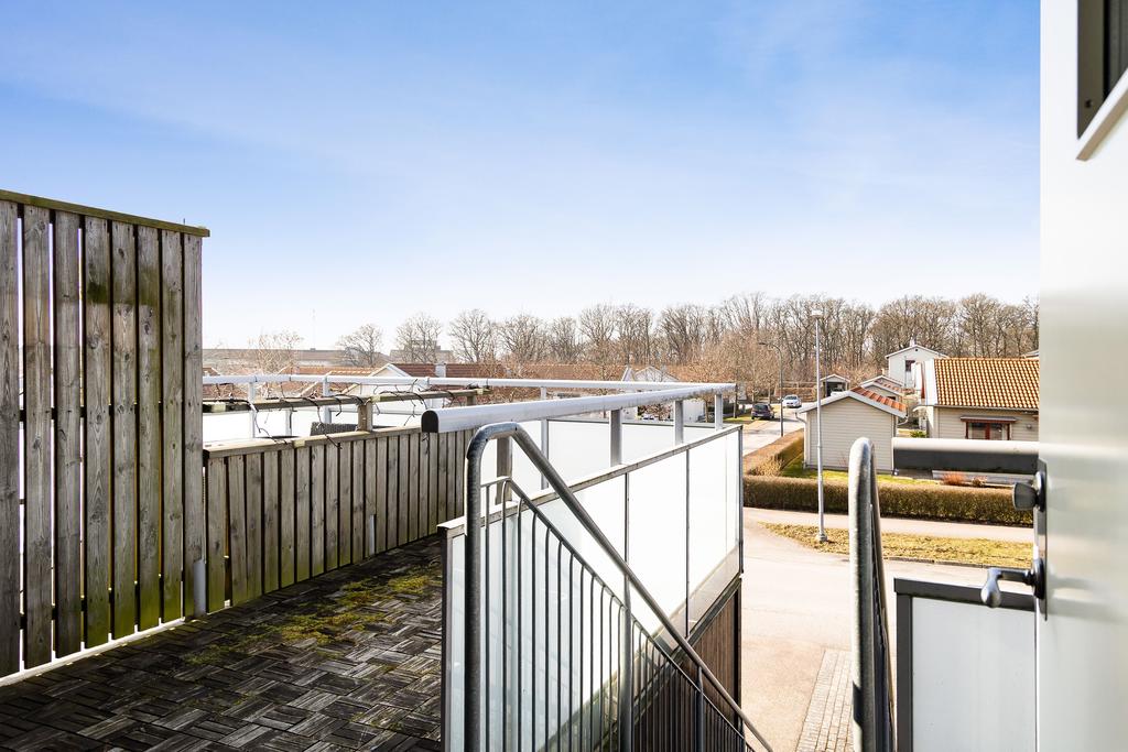 Vid entrén finns lägenhetens uteplats, här kan ni njuta av eftermiddags- och kvällssolen!