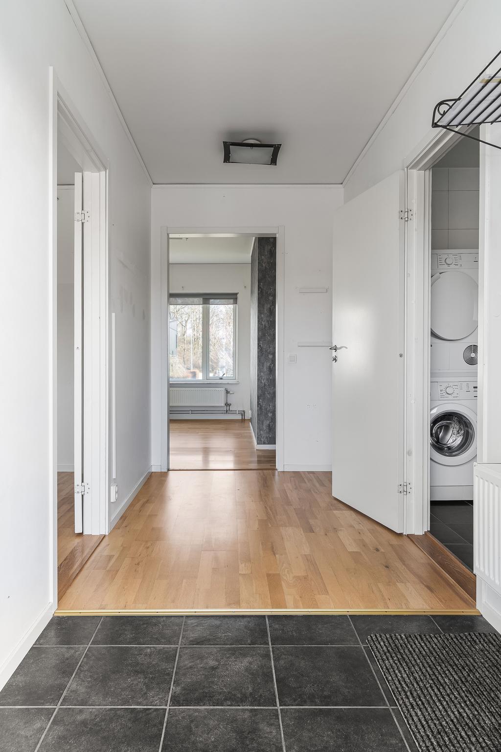 Praktiskt klinkergolv direkt vid entrén