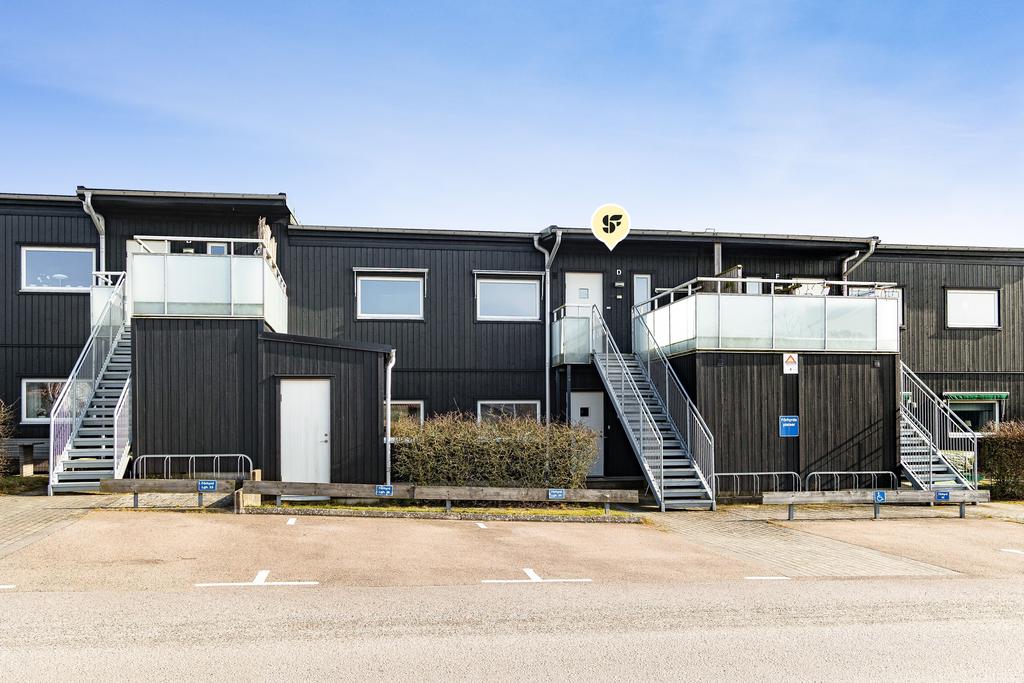 Här finns det en egen parkeringsplats i anslutning till entrén