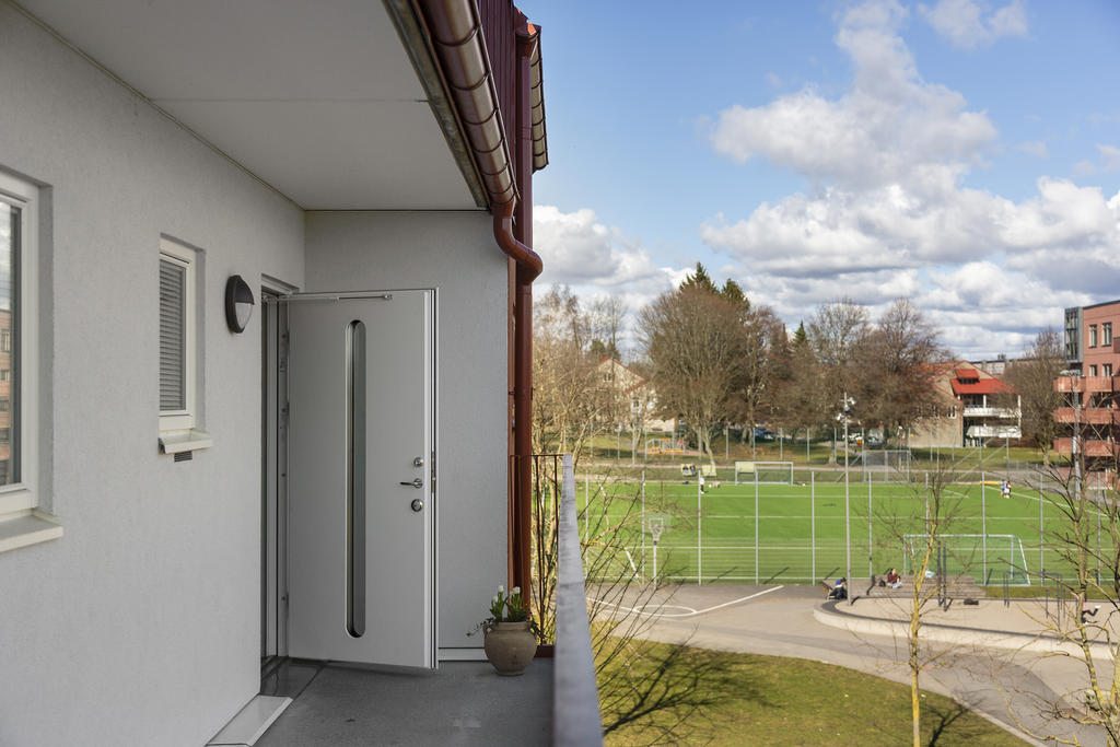 Längst bort på loftgången finner ni entrédörren