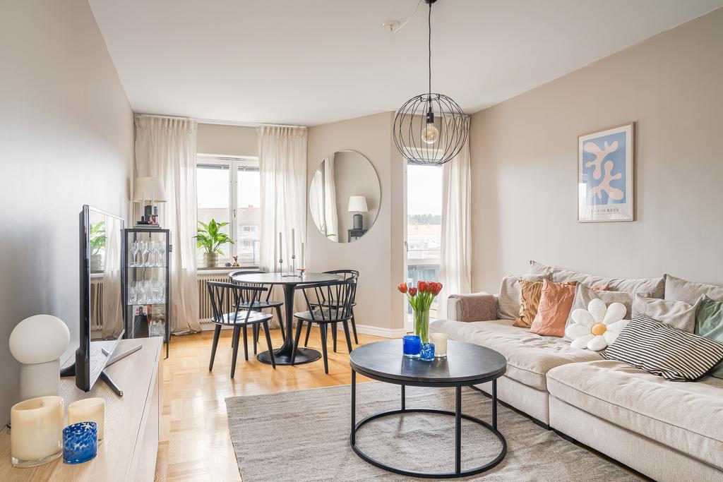 Öppet och ljust vardagsrum med utgång till balkong