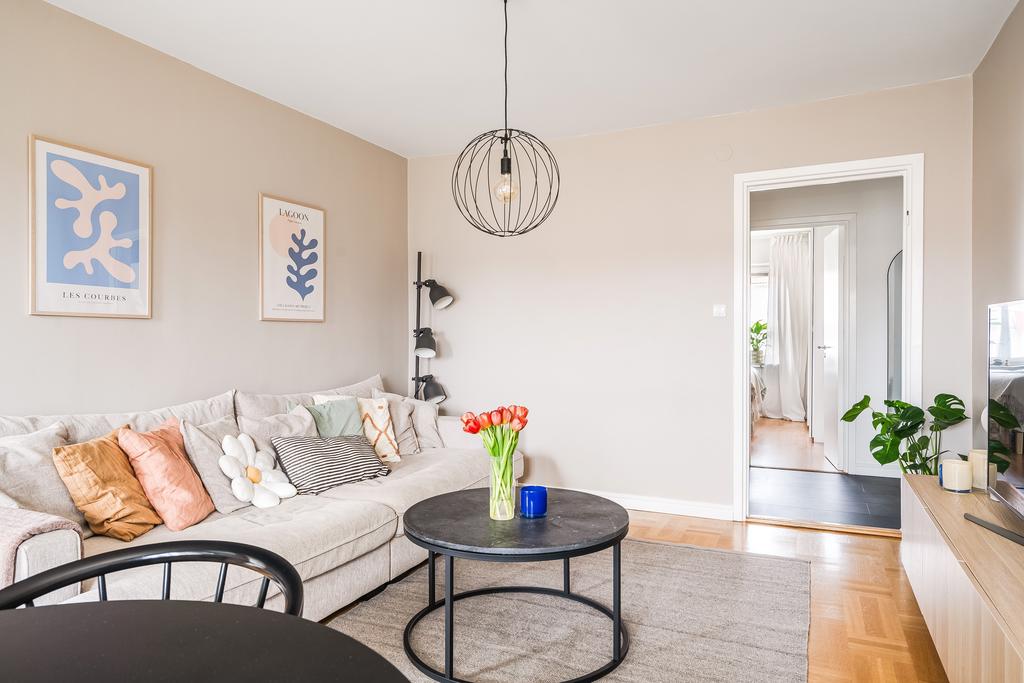 Vardagsrum med access till entréhall