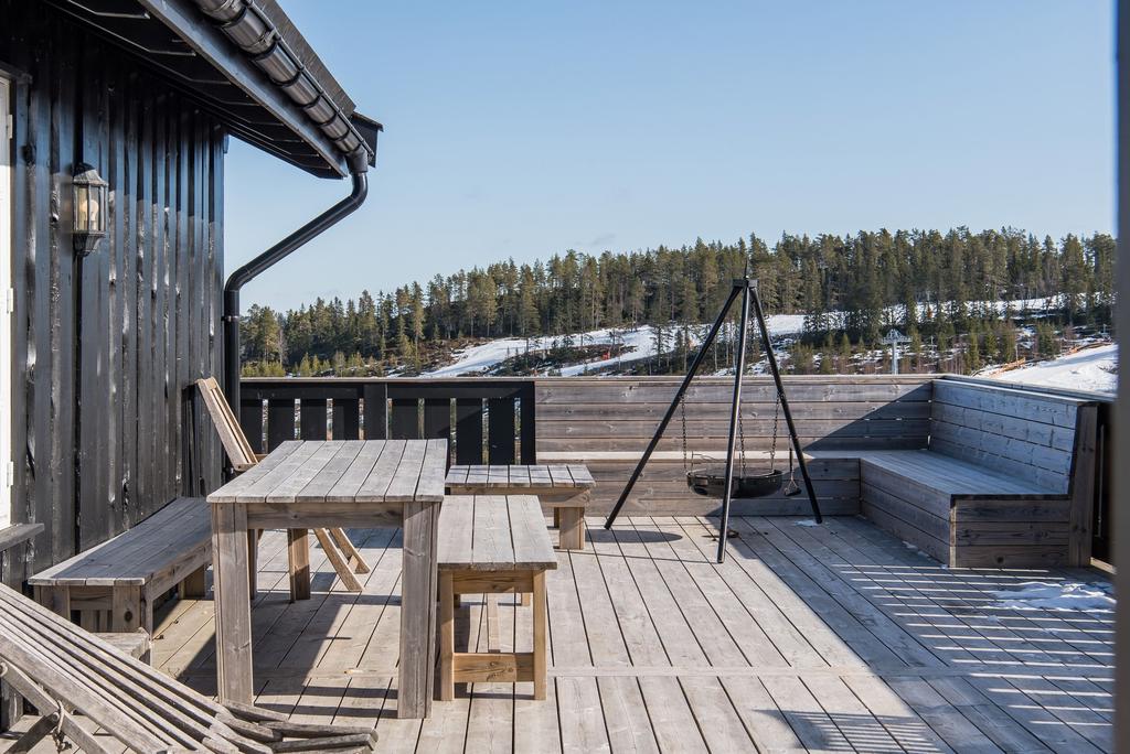 Utsikt mot skidanläggningen och nedåt dalen