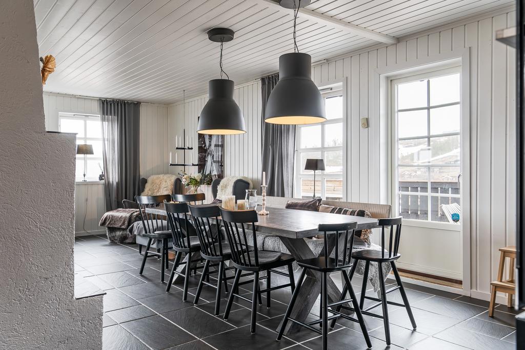 Stort allrum där alla får plats att umgås såväl till middag som efter