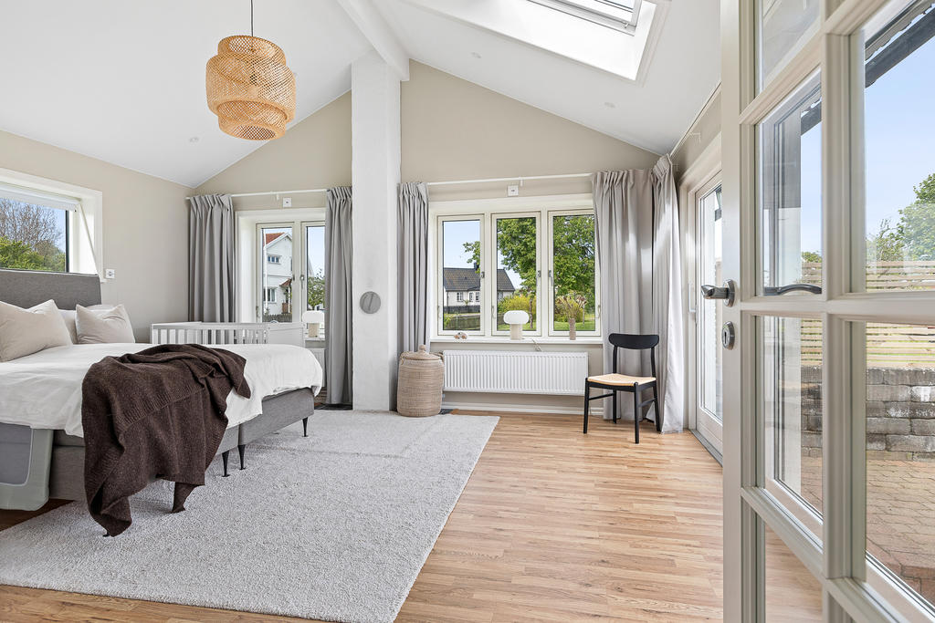 Öppningsbart takfönster och murstock förberedd för kamin