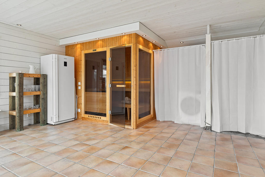 bakom draperi är dusch och tvättmaskin