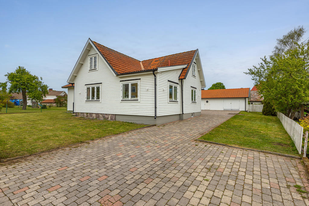 Rymlig och stenlagd infart
