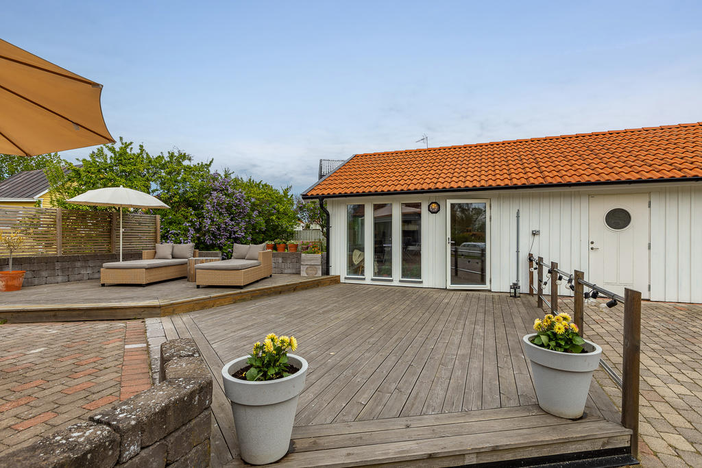 Sidobyggnaden är uppdelad i tre avdelningar: relax, förråd & garage