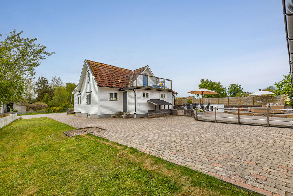 Underbar innergård mellan villa & sidobyggnad