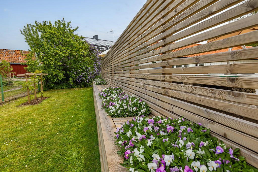 plank med blomlådor