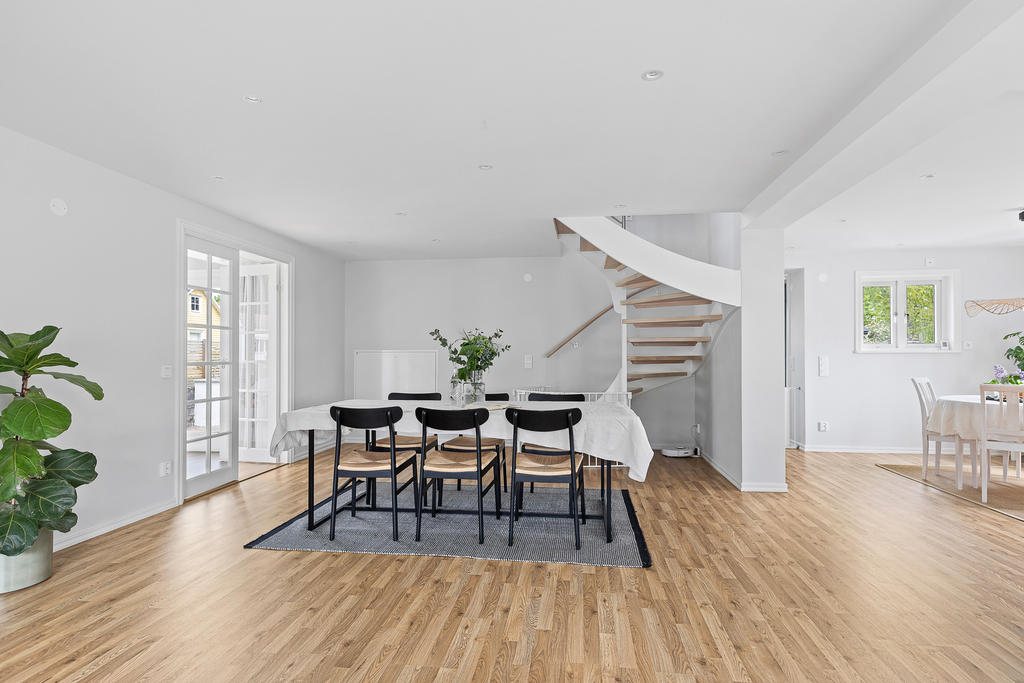 Vackra pardörrar med glas leder in till stora sovrummet