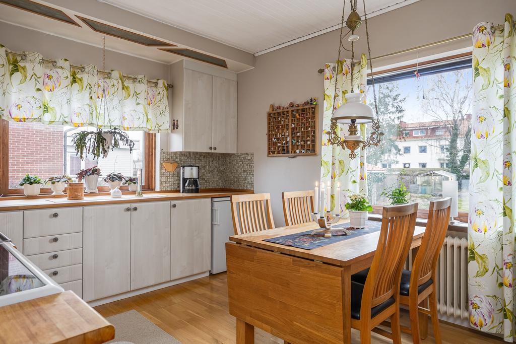 Vid fönstret finns plats för ett matbord med fyra platser.