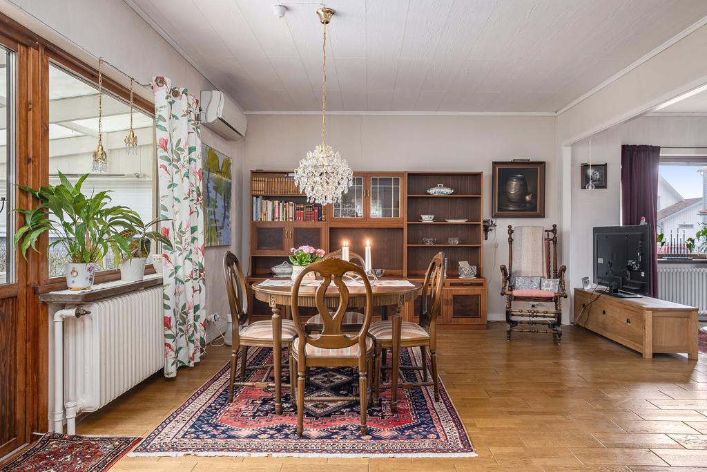 Ljusa ytskikt och vackra golv skapar en hemtrevlig känsla i vardagsrummet.
