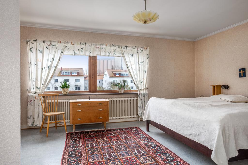 Det stora master bedroom på andra våning.