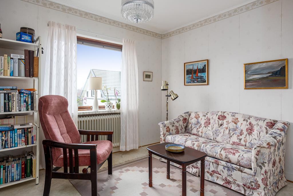 Mysigt sovrum som lämpar sig väl som barnrum, gästrum eller arbetsrum.