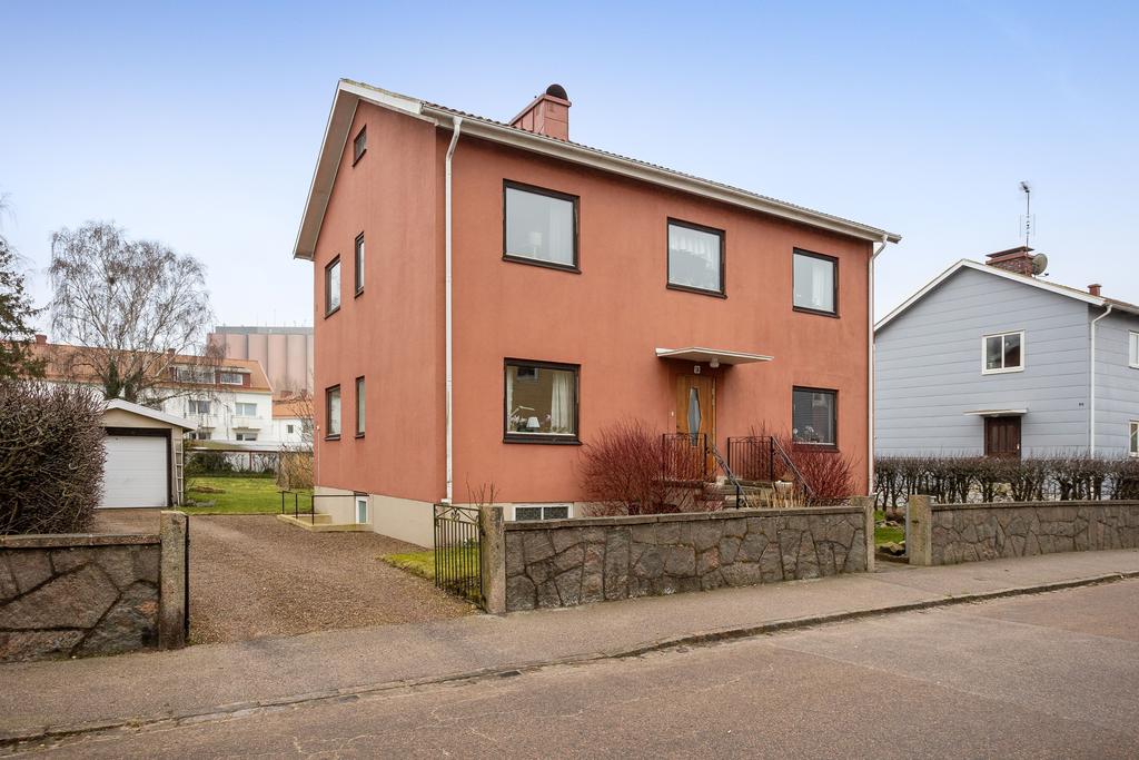 Praktisk uppfart och fristående garage – bekvämt och funktionellt.