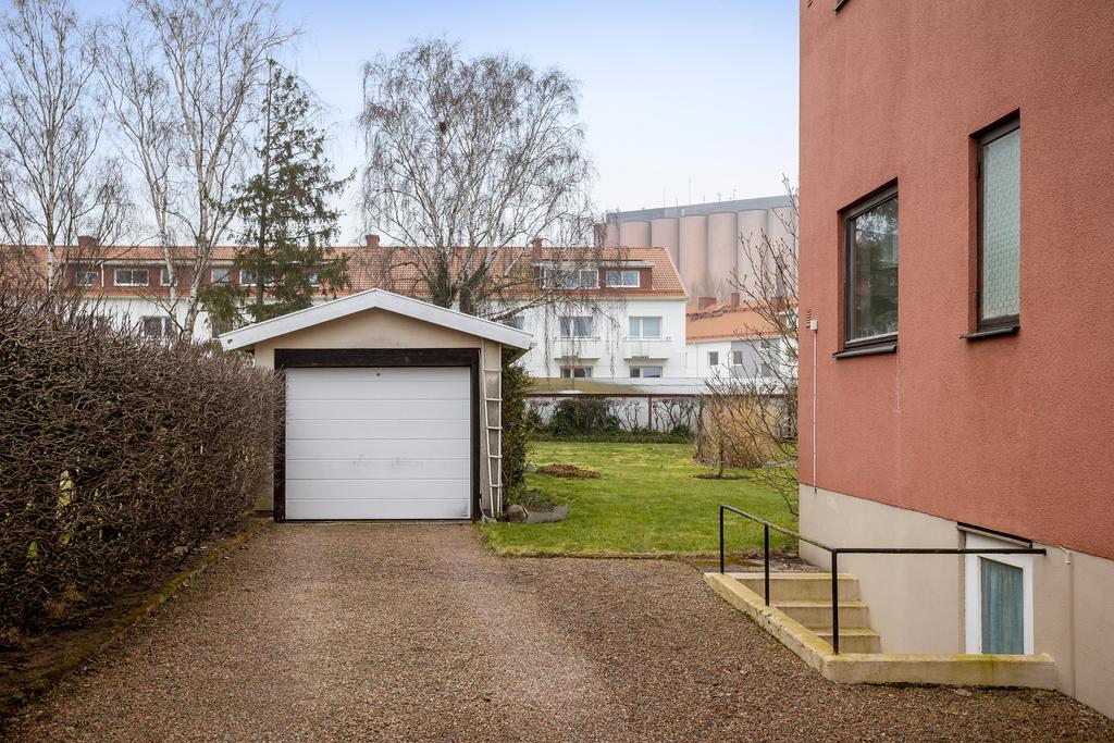 Goda parkeringsmöjligheter och direkt access till huset via trädgården.