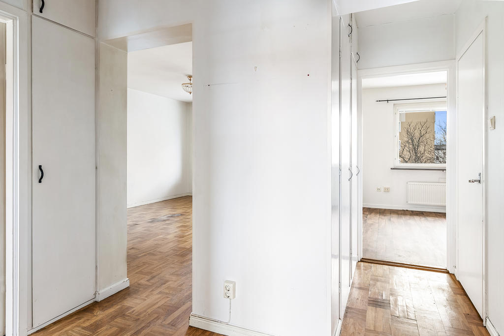 Hall in mot vardagsrum och rum