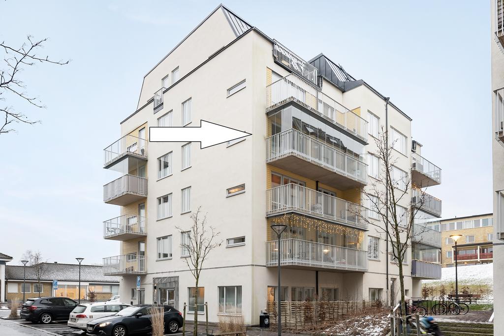 Med ett superbra läge på populära Vallhamra torg bor du här med allt runt hörnet!