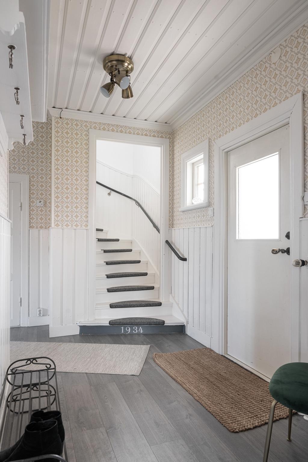 Entréhall med trappa till ovanvåningen