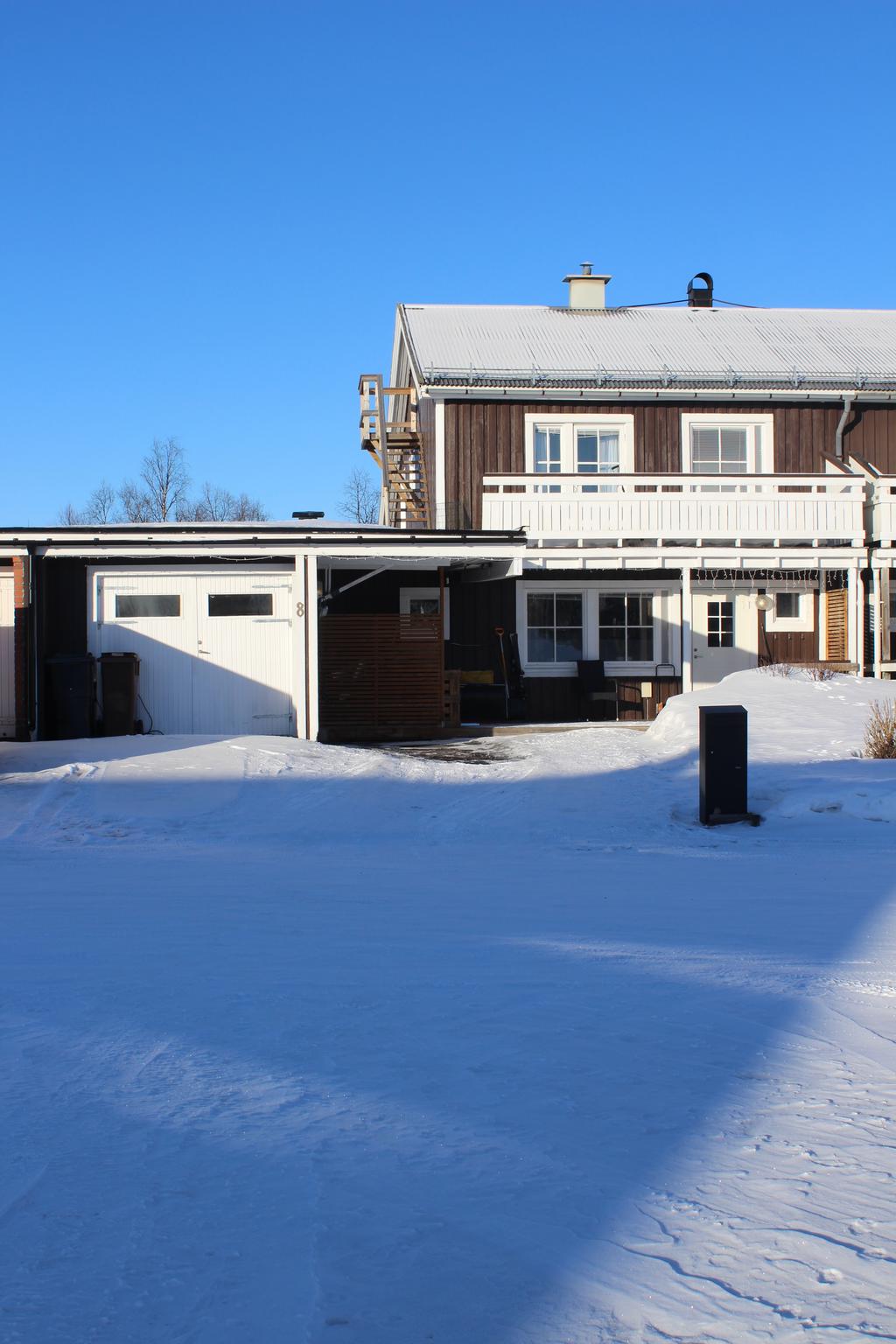 Mindre garage för t.ex. skoter eller motorcykel, carport intill