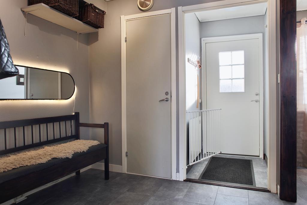 Ingång till vindfång med en större hall i anslutning. Dörr till toalett