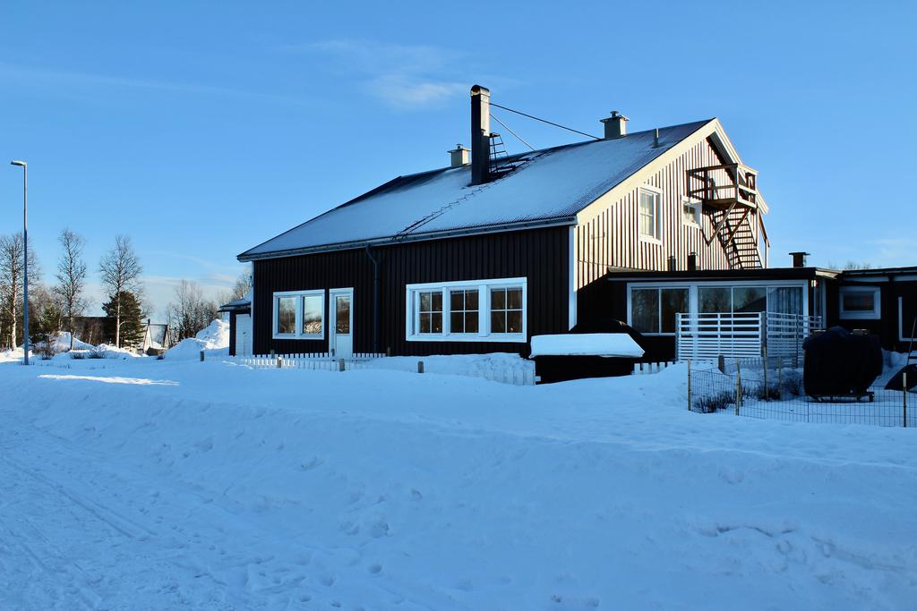 Bakgård mot gångbana. Här finns också uteplats och det inglasade uterummet