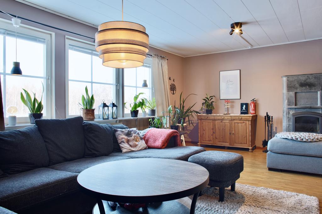 Vardagsrum med tulikivi braskamin