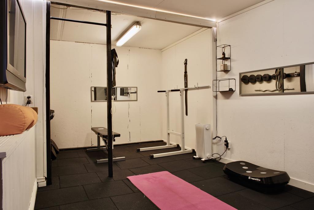 Gym i ekonomidelen. Rymligt rum som har en del av garaget 