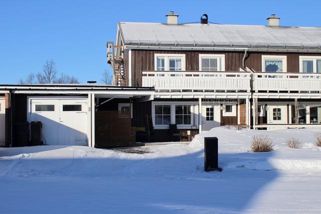 Raketvägen 8, ett trivsamt parhus med tulikivi braskamin och fina uteplatser