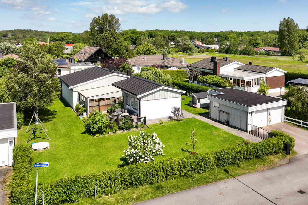 Plan & solig tomt med dubbelgarage