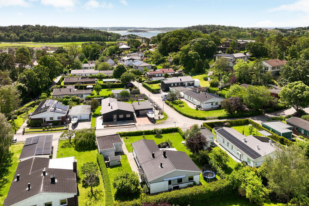 Mysigt villaområde nära hav & natur