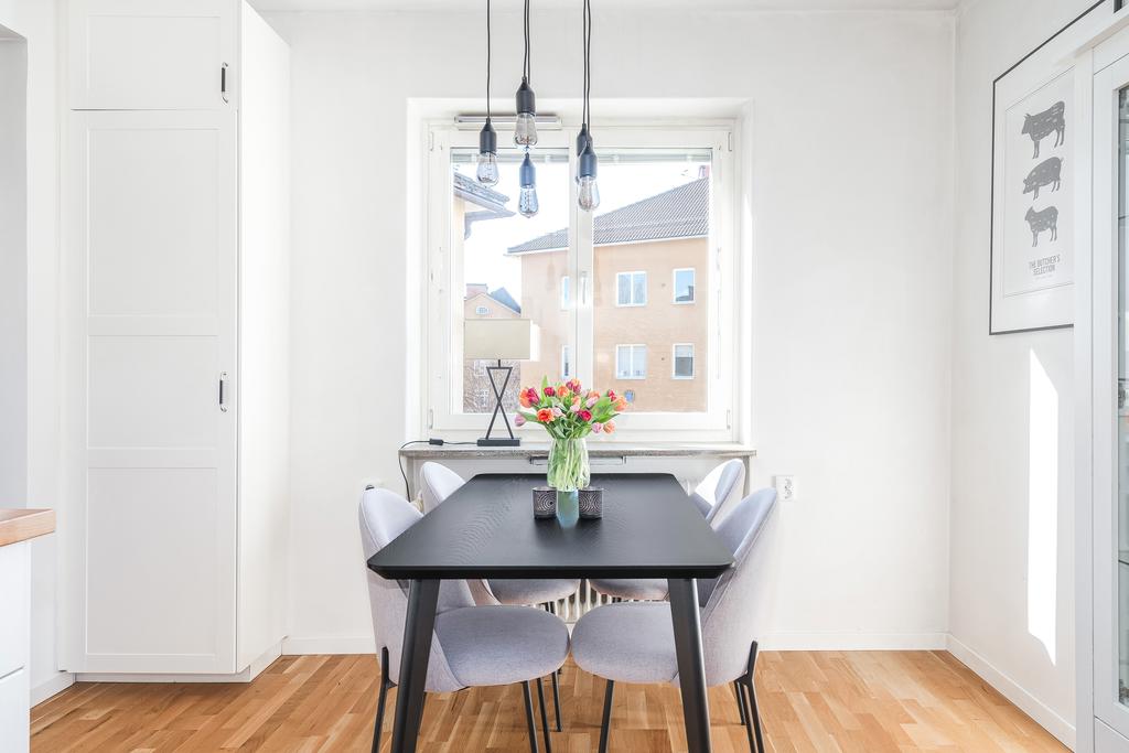 Matplats vid fönsterparti