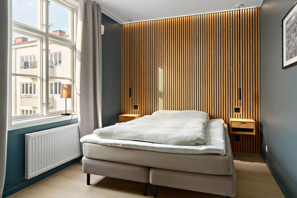 Stilfull fondvägg av akustikpanel och en mörkblå vägg