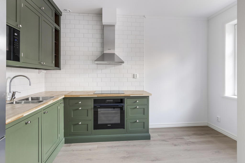 Kök med plats för matbord