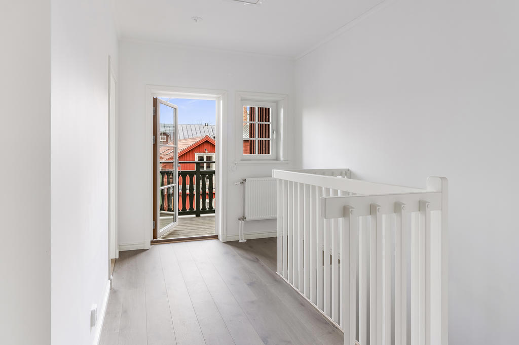 Övervåning med utgång till balkong