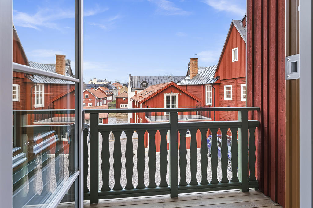 Balkong mot innergården och arbogaån