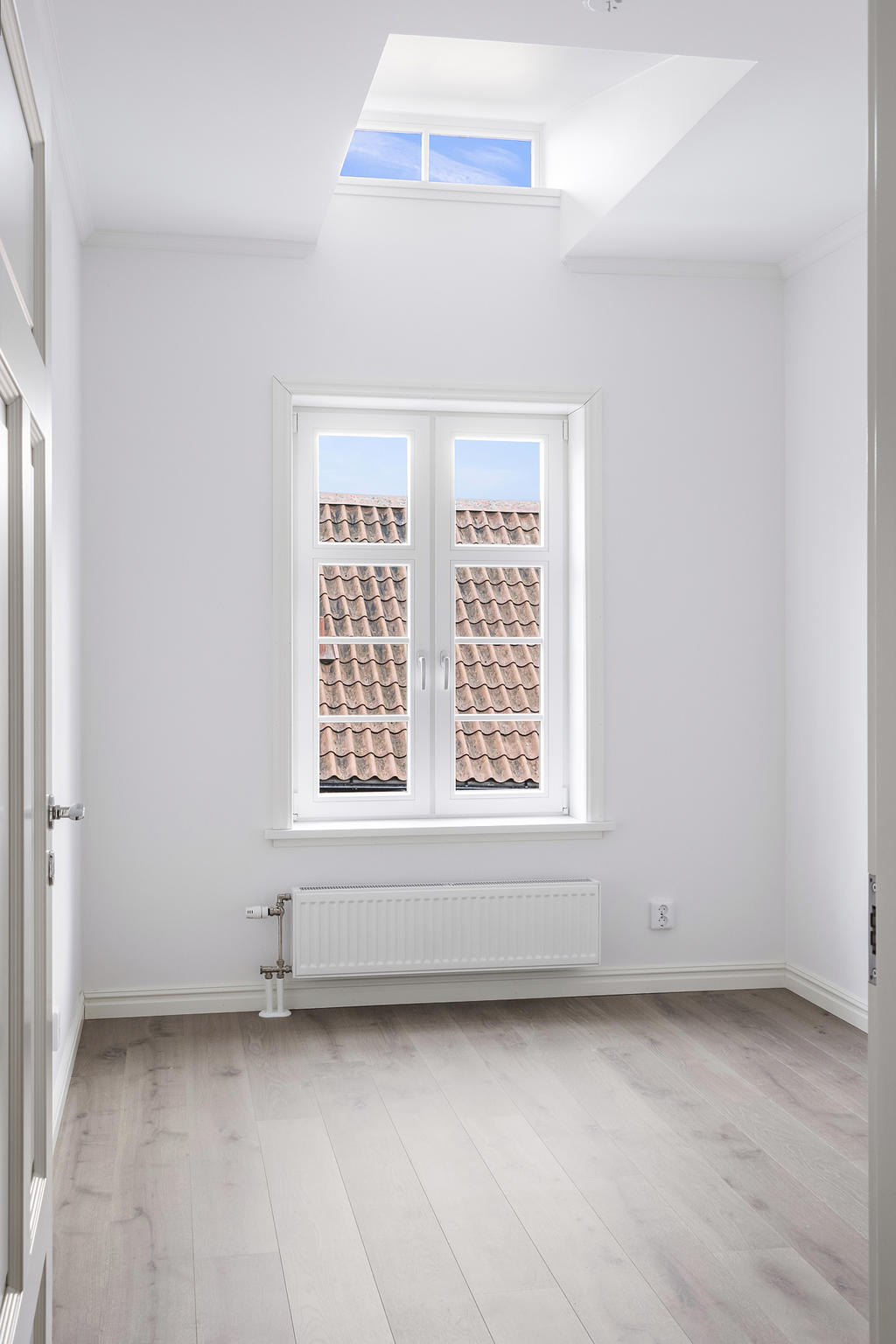 Sovrum 2 med takfönster 
