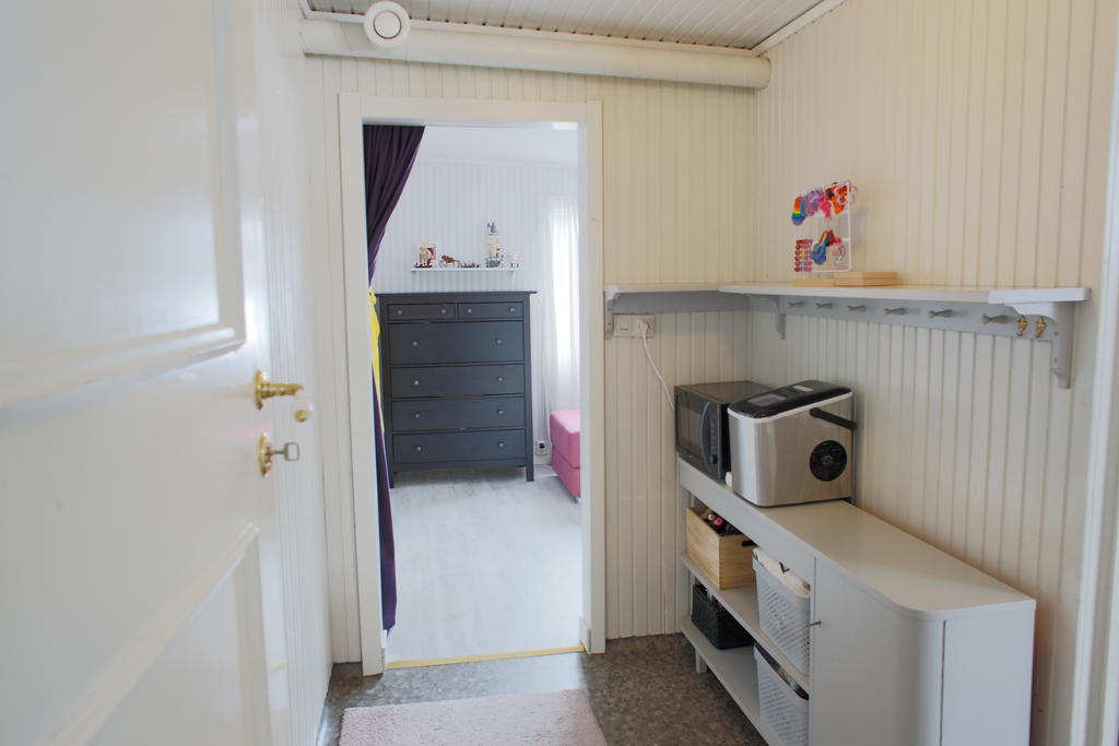 Vy mot ekonomidelen och sovrum/gästrum