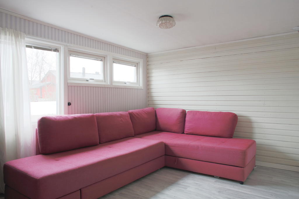 Ljusa ytskikt med delvis väggpanel