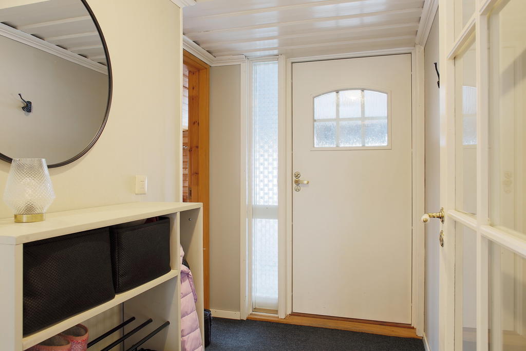 Ingång till vindfång med plats för klädavhängning
