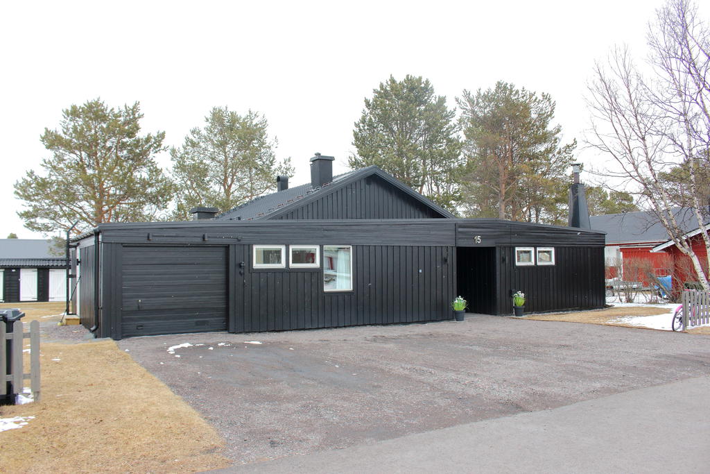 Breddad infart med gott om plats för parkering