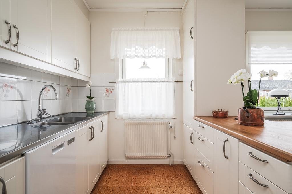 Rejäl diskbänk i rostfritt samt diskmaskin