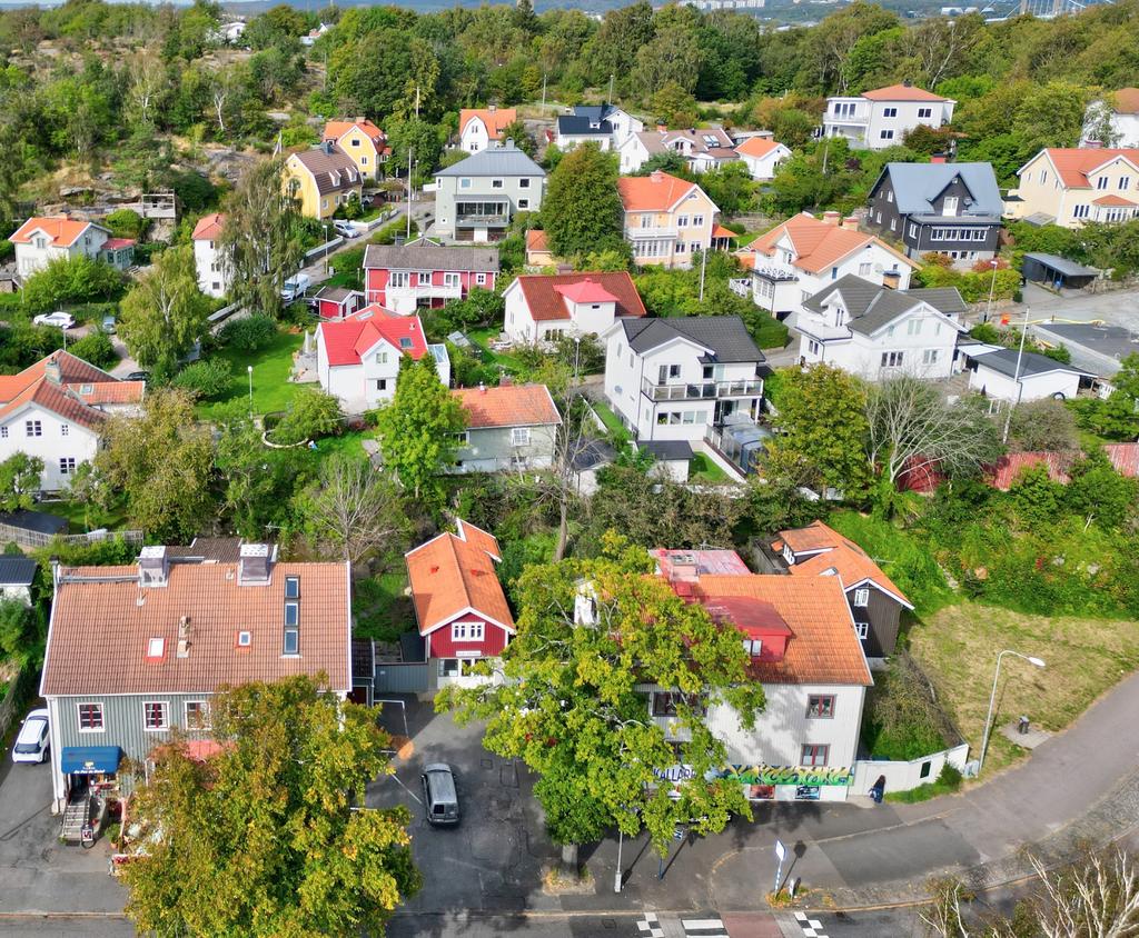 Långedragsvägen 21: de tre byggnaderna till höger (röd mindre byggnad, vit huvudbyggnad, brun mindre byggnad) 