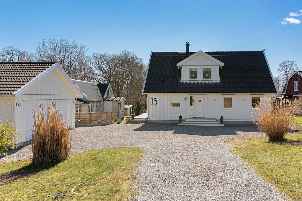 Framsida med dubbelgarage och gästhus 