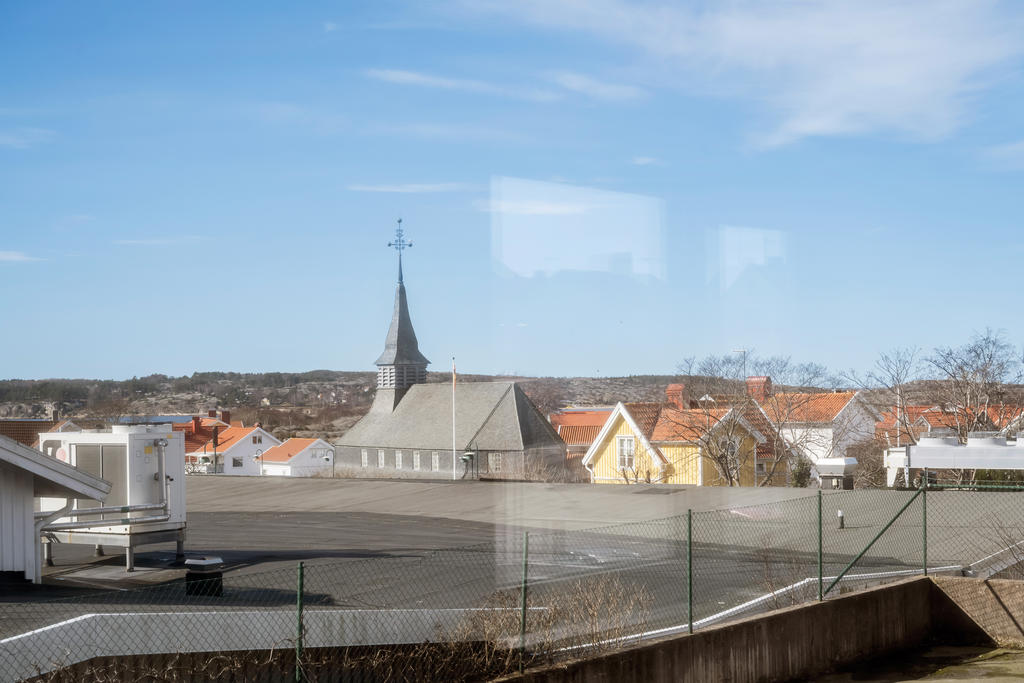 Från fönstren och balkongen skymtas havet