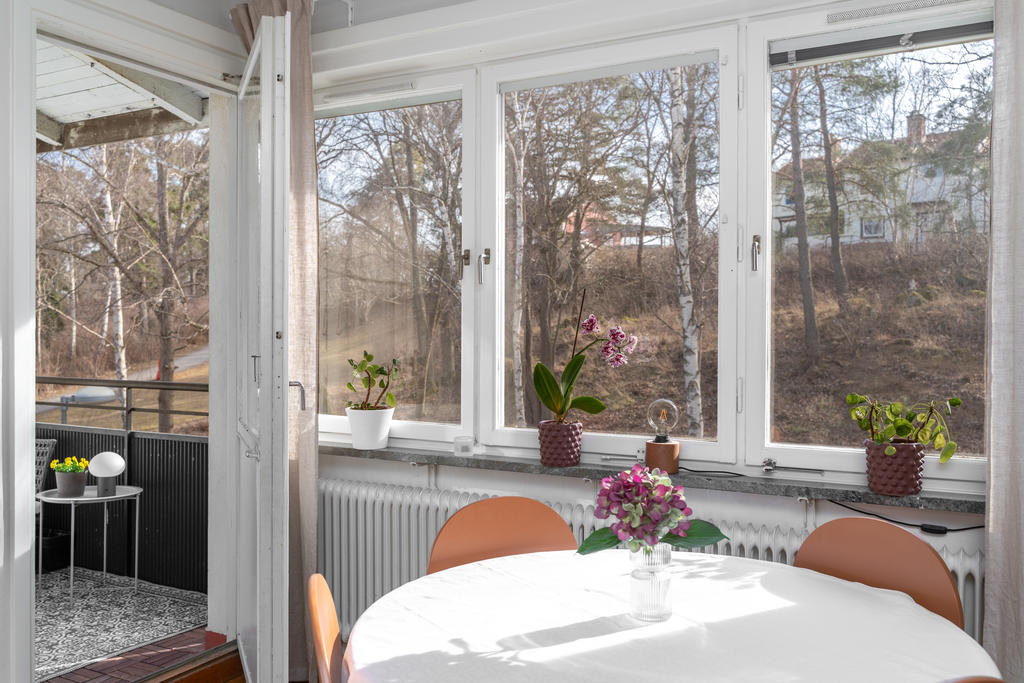 Matplats i vardagsrum med utgång till balkong